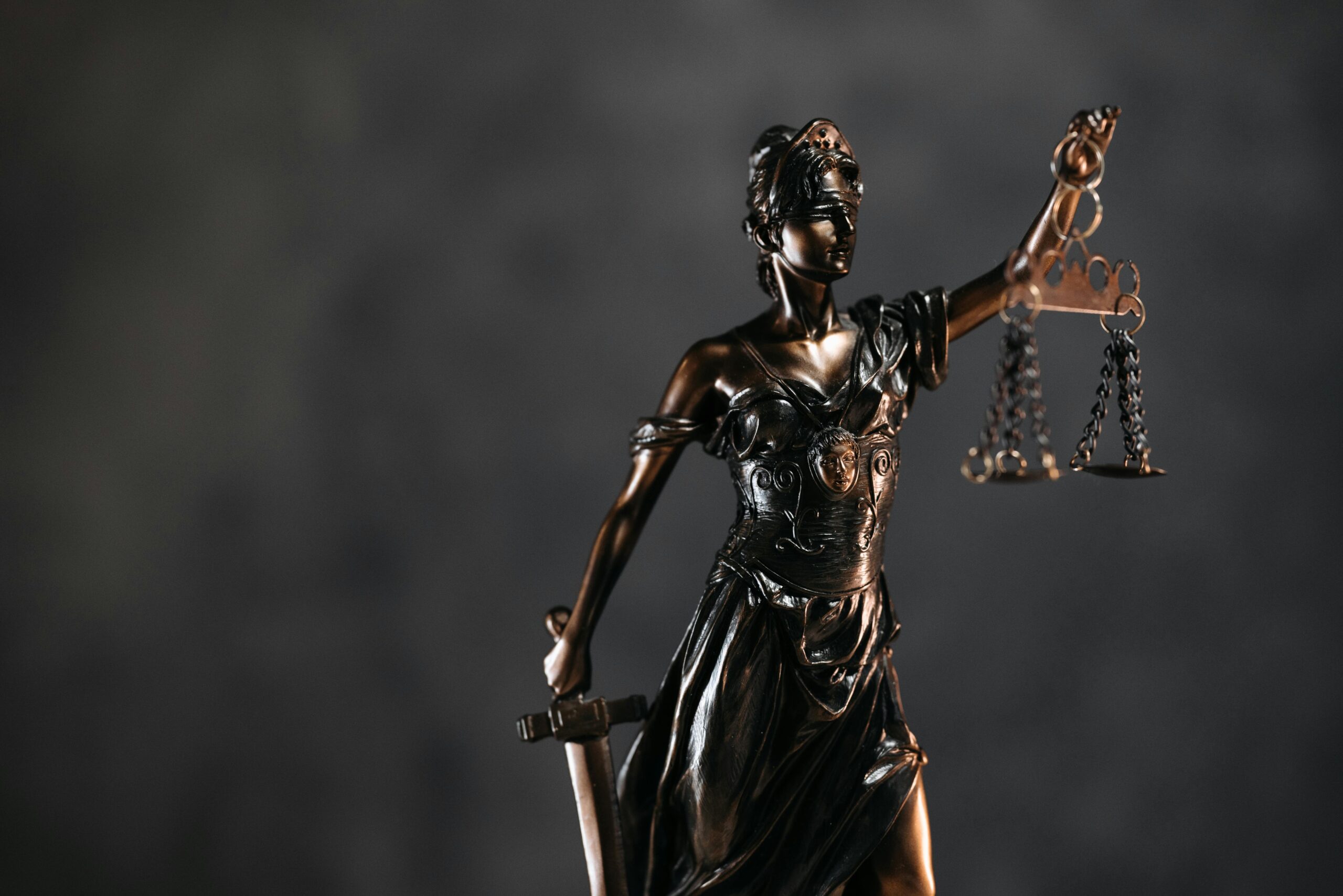 Detalhe de uma escultura da Justiça em ambiente de advocacia
